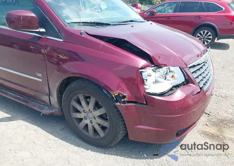 2009 Chrysler Town & Country Touring z USA, uszkodzony, nr VIN 2A8HR54X69R629397